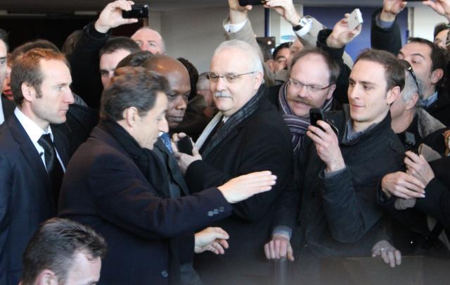 M. Jean Terlon (à droite écharpe mauve et blanche) venant de remettre les documents à M. le Président de la République