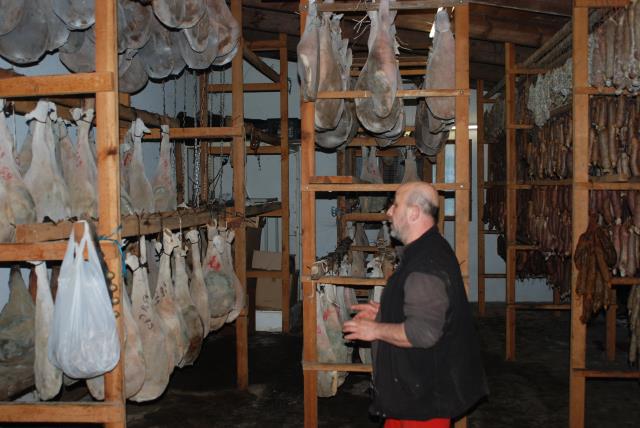 Élevage, abattage, découpe, salage, affinage… Jean-Félix travaille depuis trente ans dans la filière porcine. Il milite pour l'amélioration de la qualité de la production.