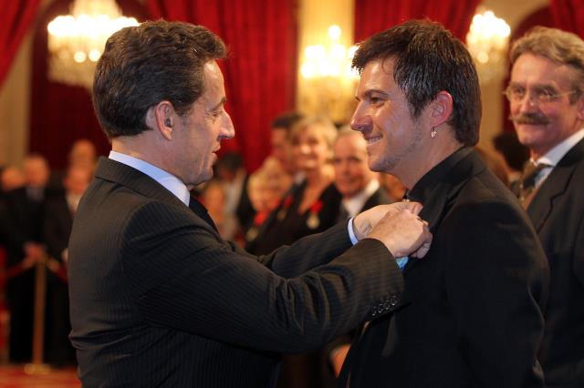 Nicolas Sarkozy remet les insignes de chevalier dans l'ordre national du mérite à Eric Guérin.