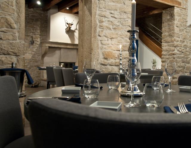 Pierres brutes et mobilier design, une alliance très réussie