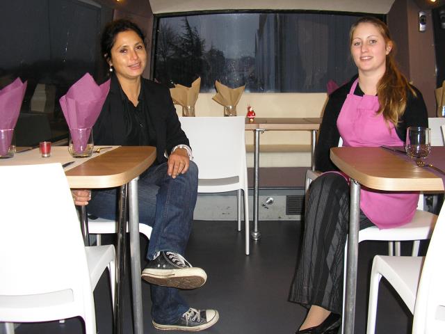 En ouvrant son bus-restaurant, stationné à Vertou (44), Inès Thabard (à gauche) a créé un emploi et embauché Marie Lassay pour le service en salle.