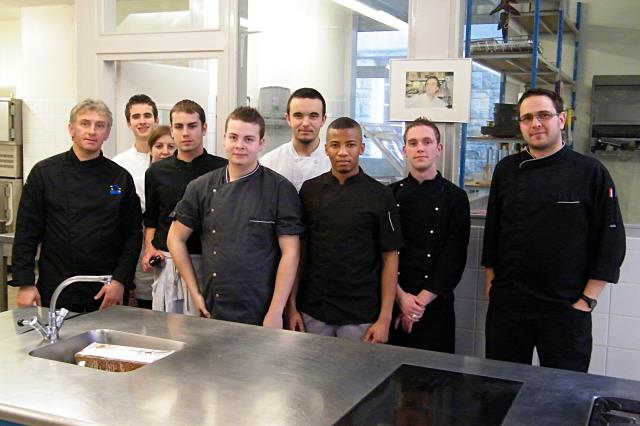 Les septs élèves en formation dessert à l'assiette entourés à gauche  de Gérard Boscher et à droite de romain Pouzadoux du restaurant 'Imaginaire'
