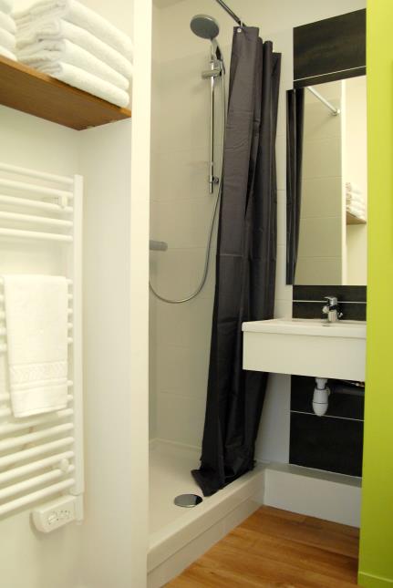 Fonctionnalité et gain de place ont guidé l'agencement des salles de bains de l'hôtel guérandais EcoNuit.
