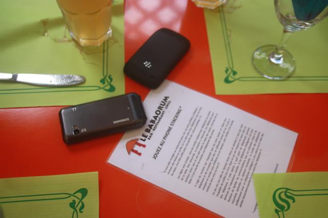 Le premier qui utilise son téléphone s'engage à payer l'addition.