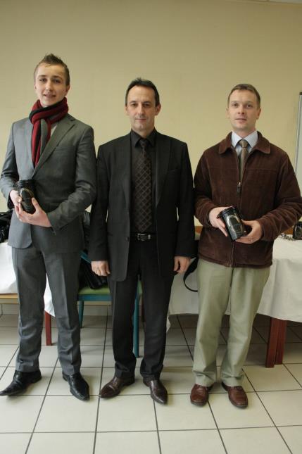 Cyril Daviez et son professeur Fabrice Lemasson (à droite) et de François Perret, directeur d'agence Malongo (au centre)