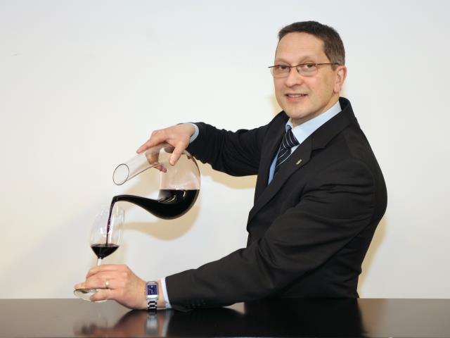 Chef sommelier en second pendant sept ans au Crillon, puis professeur de sommellerie pendant 11 ans au lycée Albert de Mun, à Paris, Franck Ramage est désormais à la tête du Département Vins du Cordon Bleu.