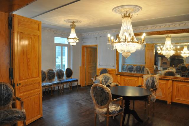 Si une partie du mobilier a été livrée, l'hôtel est loin d'être achevé.