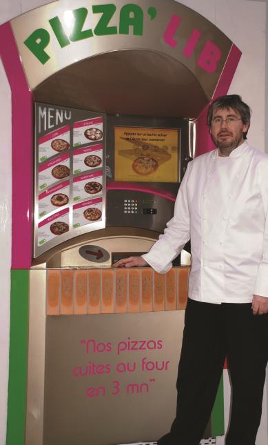 Gilles Renard devant un des distributeurs automatiques de pizzas.