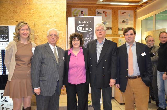 De g à d, lors de la remise du prix : Eglantine Lhoir du Comité français du café, Jean-Pol Hindré, adjoint au maire, Anne Caron (la fille de Sylvain), Sylvain Caron et Nicolas Bellangé de la société Belco (importateur).