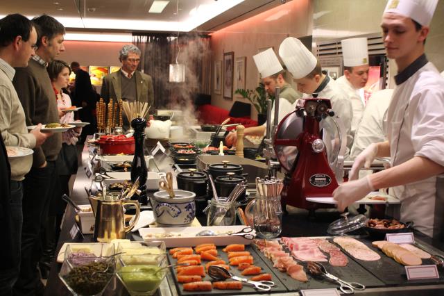 Les clients font directement face aux cuisiniers et peuvent demander la cuisson qu'ils préfèrent: c'est la 'Live Cuisine'
