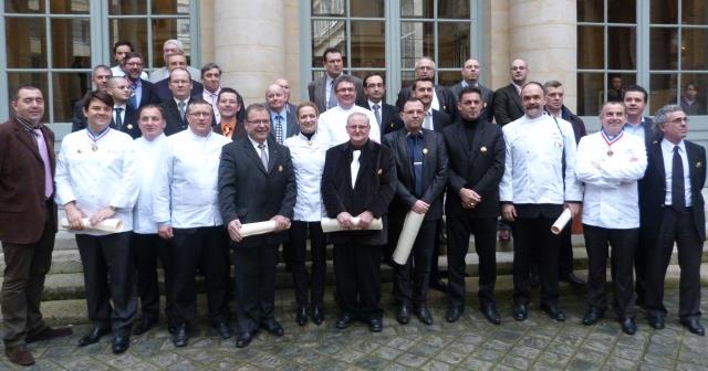 Les nouveaux membres de l'Académie culinaire de France dans la cour de la Faculté de Médecine à Paris (VIe).
