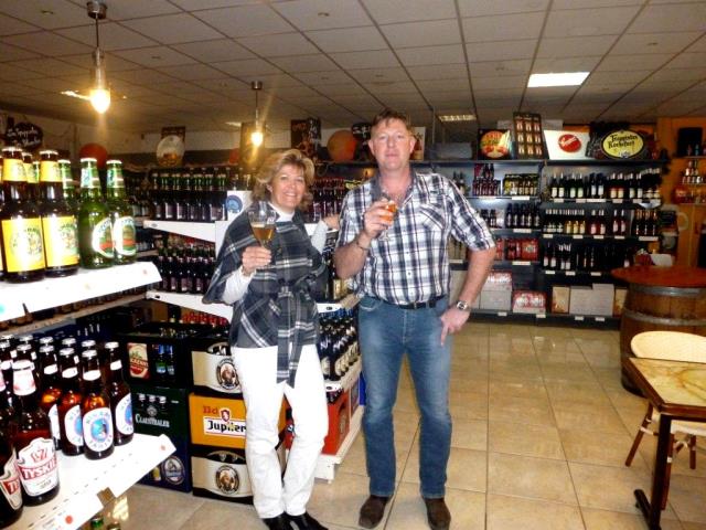 Valérie et Stéphane Skrzypczak vendent des bières du monde mises en scène aussi au restaurant.