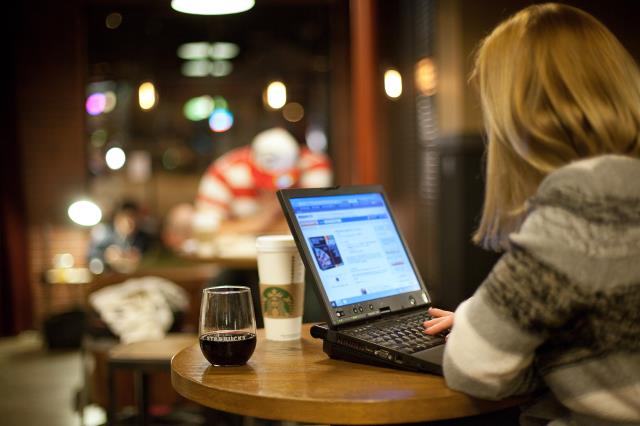 Un café Starbucks test à Chicago où la chaîne sert du vin et de la bière