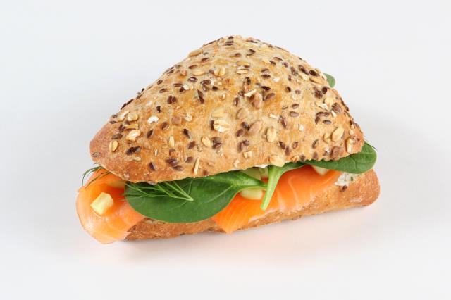 L'Amazone, sandwich créé par les frères Pourcel pour Délifrance : fromage frais aux herbes, échalote et anet, noix d'Amazonie grillées, brunoise de concombre, truite fumée, pousses d'épinards et branche d'aneth
