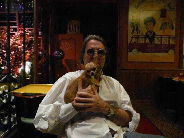 Philippe Bourgeois et son Chihuahua incontournable mascotte du restaurant.