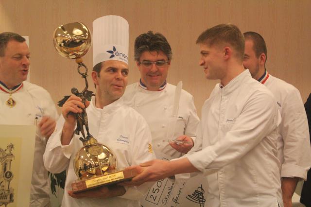 Philippe Jego, Didier Aniès et Guillaume Gomez assistent à la passation de pouvoir entre Jérôme Schilling (vainqueur en 2010) et le gagnant du jour, Pascal Garrigues