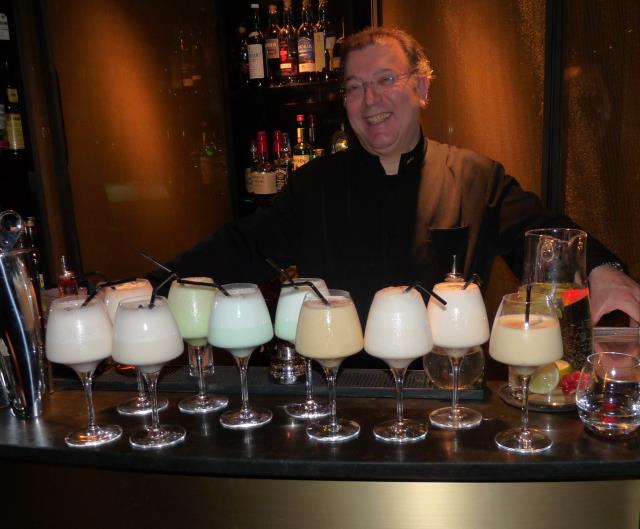 Alain Duquesne, chef barman du Métropolitan et les daiquiri lorqs de l'atelier frozen et after dinner.