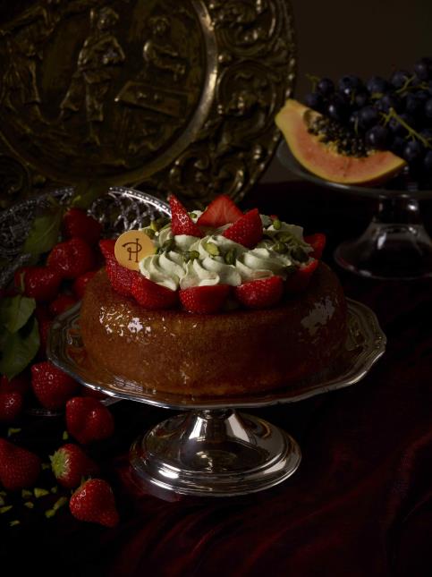 Baba Montebello de Pierre Hermé composée d'une pâte briochée imbibée au sirop à baba au kirsh et la pistache, fraises et crème chantilly à la pistache.