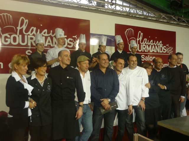 Les membres du jury en présence des 12 participants du lycée hôtelier Renouveau à Saint-Genest-Lerpt au concours 'Pépites de chef 2012'