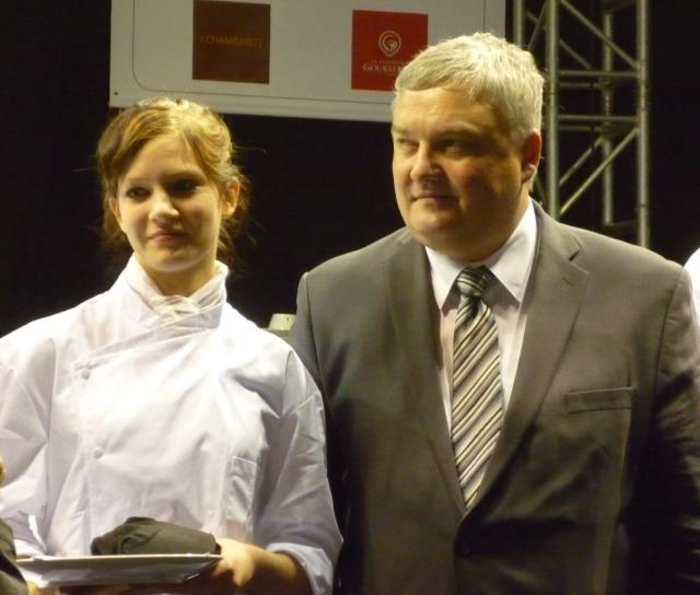 Morgane Bruckler et Eric Straumann, président de l'agence de développement du tourisme de Haute-Alsace, qui vient de lui remettre son trophée