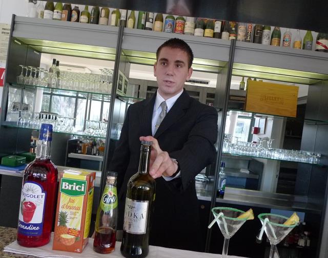 Thomas Vaufrey (1er prix service), apprenti à l'Abbaye Sainte-Croix a composé un cocktail 'écume des jours' à partir de la vodka des vignes et argumenté sur la 'demoiselle rose' de la liquoristerie de Venelles.