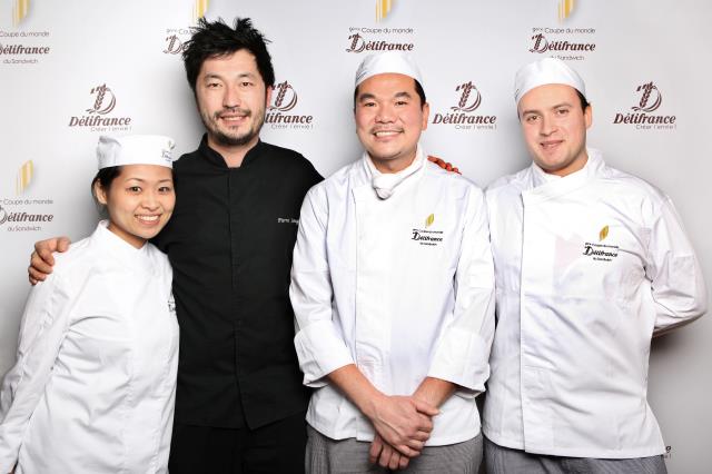 De gche à dte : Yukiko Ogata (Japon), 2e, Pierre Sang Boyer, le parrain du concours, Darren Chin Yau Fai (Malaisie), vainqueur de la 9e édition de la Coupe du monde Délifrance du sandwich, et Sébastien Gay (Suisse), 3e.