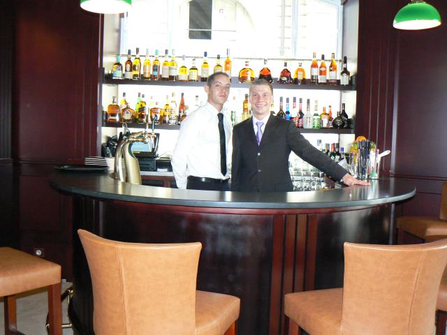 Au rez-de-chaussée, le bar.