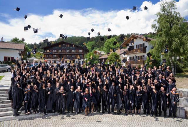 Les 151 diplômés de l'Ecole Les Roches.