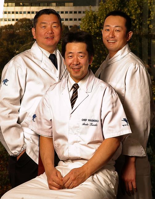 Trois chefs d'élite se partagent le restaurant. Au centre, Taichi Ando pour le Washoku, Masao Karasuyam (à gauche) qui prépare les sushis devant vous au sushi-bar, et (à droite) le chef Kenta Kimura, maître du Teppan Yaki, cuisine sur plaque chauffante