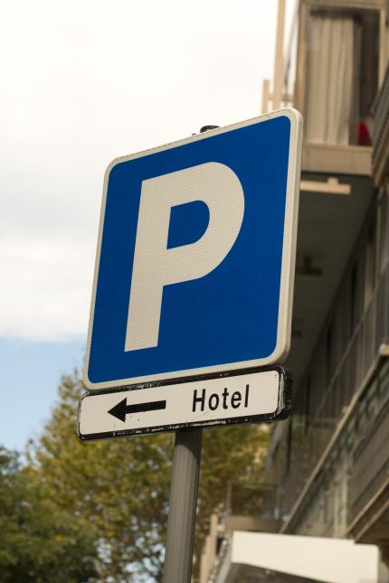 La responsabilité de l'hôtelier peut être engagée pour tous les véhicules (et les affaires de ses clients) qui sont stationnés sur un parking mis à la disposition de la clientèle, peu importe que l'hôtelier en soit propriétaire ou non.