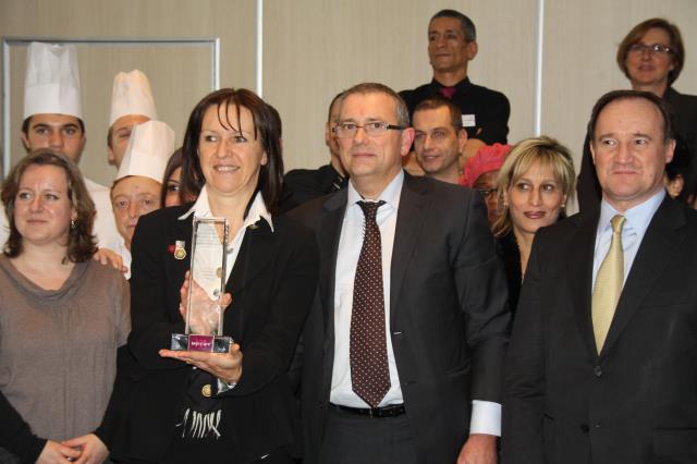 Au centre Isabelle Girod, directrice du Mercure Grenoble Président trophée en main avec à sa gauche Joel Gronau, directeur marketing Mercure France et Philippe Takacs, directeur des opérations Rhône-Alpes PACA pour Mercure.