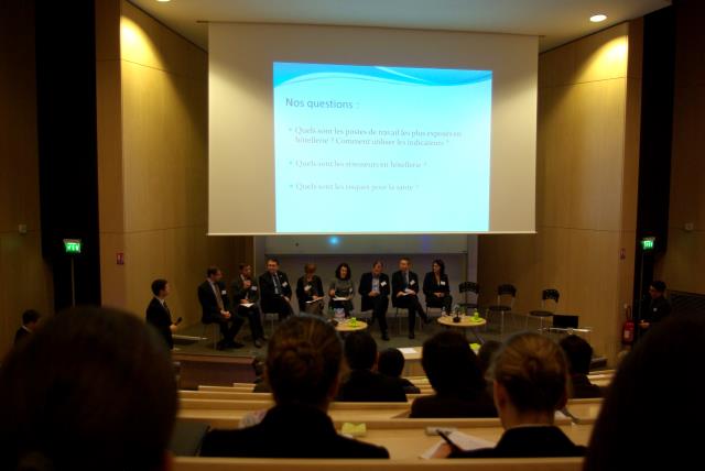 Le 27 janvier 2012, la 3e promotion de la Licence professionnelle « Direction des services d'hébergement en hôtellerie internationale » de l'université de Cergy-Pontoise (95) a organisé une table ronde sur le thème du stress au travail dans l'hôtellerie.