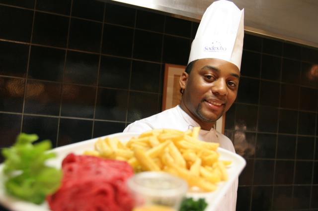 Etre chef cuisinier chez Sodexo, c'est faire carrière avec des horaires réguliers, pour une meilleure harmonisation entre vie professionnelle et vie de famille.