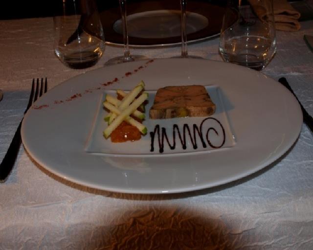 Foie gras de canard du Sud-Ouest mi-cuit, gelée de pomme verte et manzana, caramel au vinaigre de pomme.