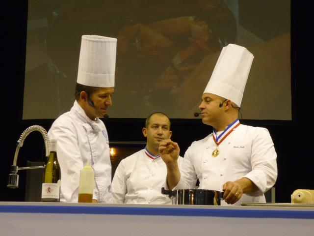 Nicolas Stamm (à gauche) et Olivier Nasti (à droite) ont proposé une démonstration culinaire à 4 mains et 4 plats de homard, 2 froids, 2 chauds, sous l'oeil de Sébastien Chambru (MOF, Le Moulin de Mougin, 1 étoile)