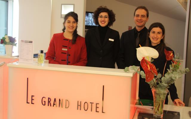 Jérôme Nowicki, web commercial et trois des réceptionnistes, de gauche à droite Anastasia Queikova, Anna Martin et Sandrine Darron