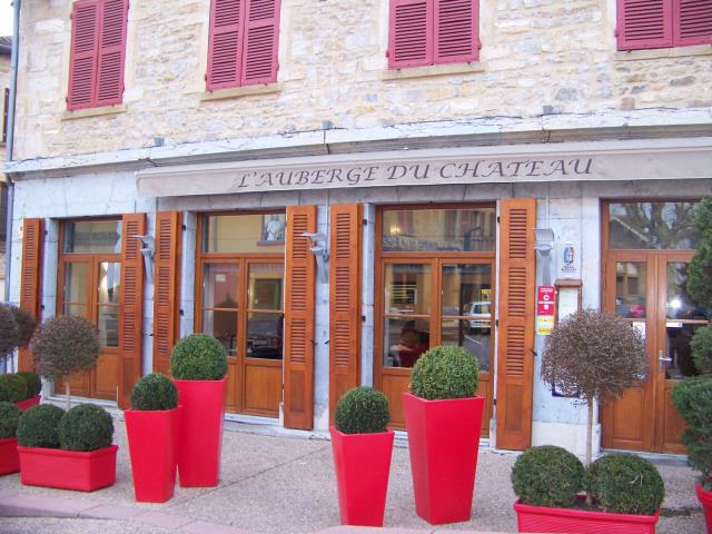 L'auberge du château est située sur la place du village