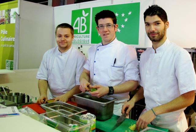 de g à droite : Démonstration de Ludovic Thiery,  Baptiste Verdy, Florentin Rieu, en dernière année de BTS Hôtellerie-Restauration, option B, Génie Culinaire : ils sont 'fan' de bio
