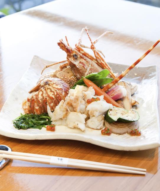 Réalisée sur plaque chauffante devant les clients, la cuisine Teppan Yaki allie spectacle et fine gastronomie. Ici, la langouste flambée de Kenta Kimura (voir recette en fin d'article)