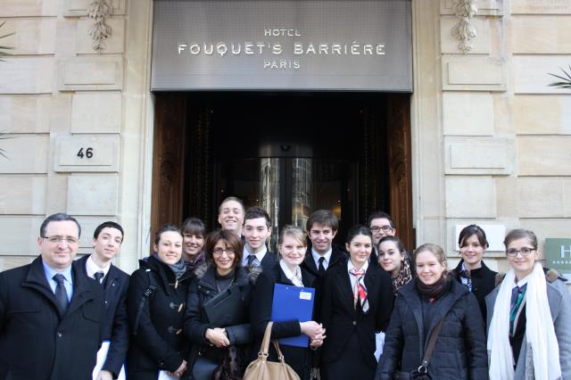 La classe de 1TSRH du lycée des métiers de l'hôtellerie et du tourisme de Grenoble en présence de leurs professeurs Sophie Abraham et Augustin Hernandez.