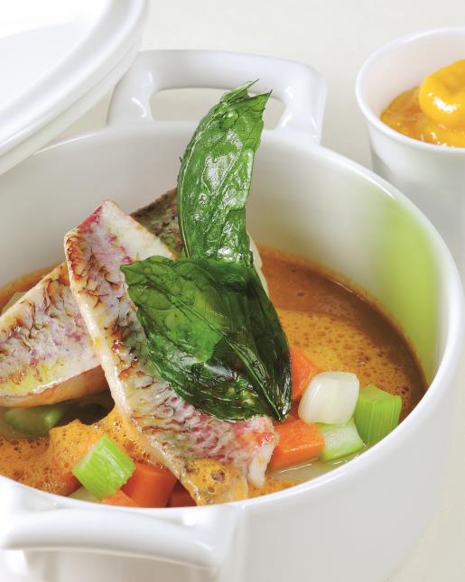 Bouillabaisse de rougets au basilic, pommes de terre fondantes, aïoli safrané, une recette de Jacques et Laurent Pourcel, Le Jardin des sens, à Montpellier (34).