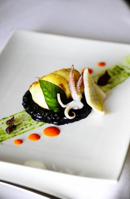 Lotte à la plancha, coulis de poivrons rouges et risotto à l’encre de seiche. Une recette d'Albin Hibon, Les Grains d'Argent à Dizy (Marne).