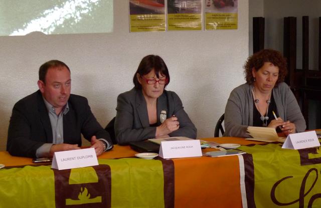 Laurent Duplomb, président du comité de promotion de la Chambre d'agriculture, fait le bilan des partenariats Logis-producteurs, avec Jacqueline Roux, présidente départementale et Laurence Roux, vice-présidente.