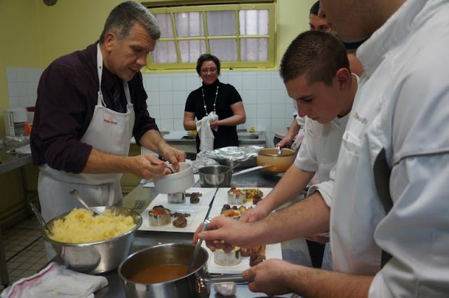 Les élèves et professeurs dans les cuisines du Centre pénitentiaire de Chateau Thierry.