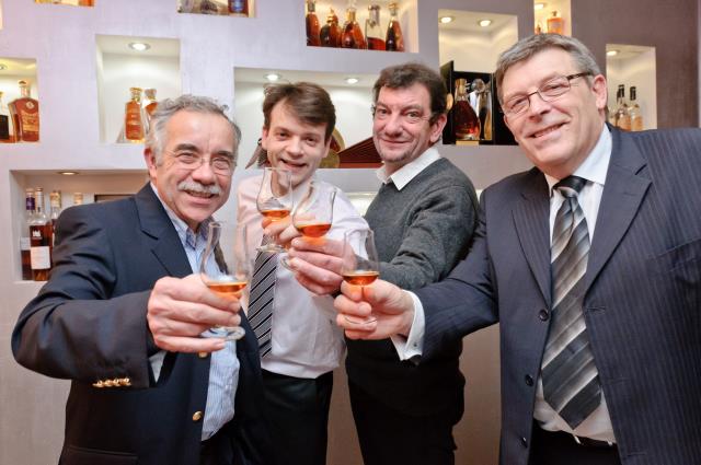 Au premier plan : Paul Giraud, producteur de cognac (gauche) et Serge Ferron, patron de l'Essille, en compagnie de deux sommeliers.