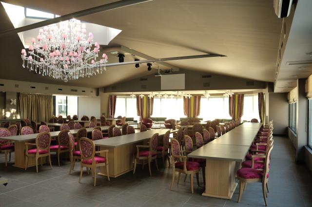 Le Rose Events peut accueillir 100 personnes.