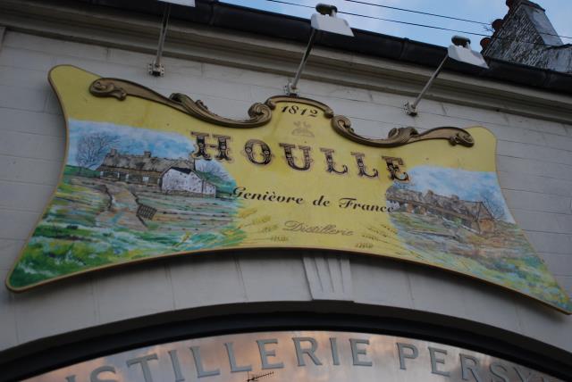 La famille Persyn, qui détient la distillerie depuis 1921, met un point d'honneur à fabriquer le genièvre dans les règles et les parfums de l'art