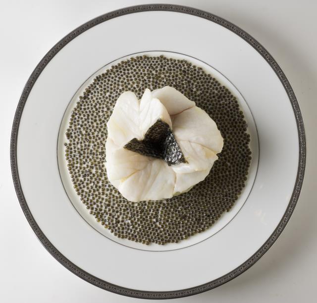 Escalopines de bar à l'émincé d'artichaut, nage réduite au caviar.
