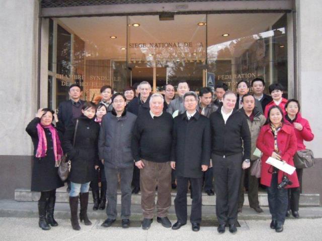 Au centre Claude Daumas, entouré par la délégation chinoise, Philippe Lenain (au deuxième plan) et Pascal Droux (à droite) sur le parvis du siège de la Fagiht.