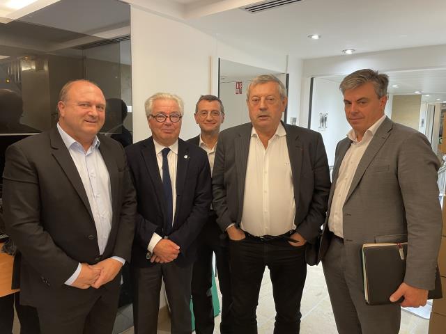 Le collège patronal pendant une suspension de séance : Emmanuel Achard (GNI) Didier Chenet (président GNI), Hervé Dijols (président SNRTC), Roland Héguy (président Umih) Jean-virgile Crance (président GNC)